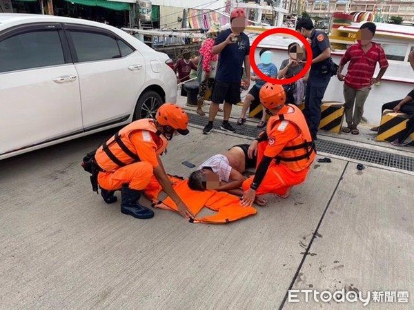 ▲▼高雄衰夫妻被車撞進大海，男子命危。（圖／記者許宥孺翻攝）