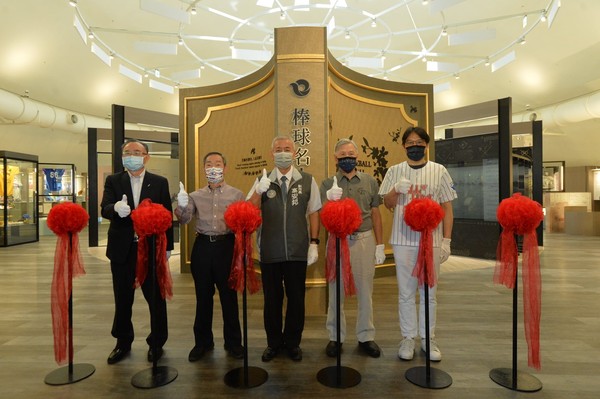 ▲台灣棒球名人堂理事長黃瑛坡（左起）、名人堂成員杜勝三、桃園市副市長高安邦、名人堂成員謝明勇、名人堂飯店副董事長洪仁偉。（圖／主辦單位提供）