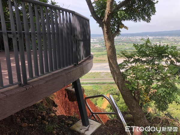 ▲大雨沖刷邊坡崩塌，大甲鐵砧山瞭望台地基消失樑柱懸空　民眾：像踩翹翹板。（圖／市議員吳敏濟提供）