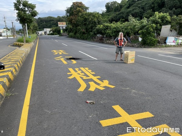 ▲彰化芬園鄉出現天坑。（圖／彰化警方提供）