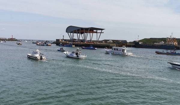 ▲不滿台電施工船破壞漁場，桃園漁民發動百艘漁船海面抗爭。