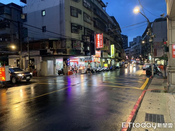 ▲▼運將李健忠在新店路邊用螺絲起子猛刺酒醉乘客後揚長而去。（圖／記者陳雕文翻攝）