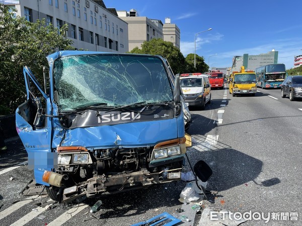 ▲中山高湖口段連環車禍　4車追撞幾乎擠爛！6人送醫。（圖／記者陳凱力翻攝）