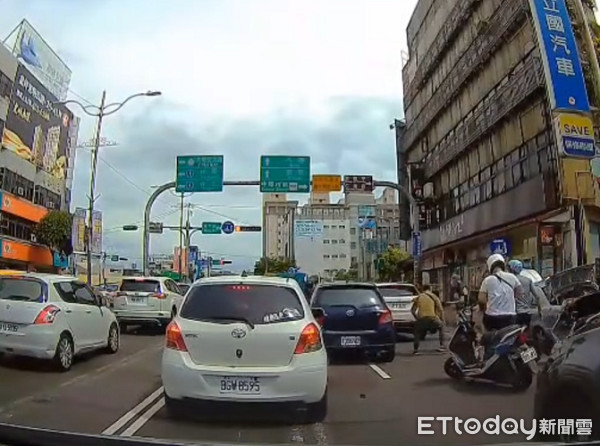 ▲歹徒駕駛藍色自小客車衝入車陣中。（圖／記者楊熾興翻攝）