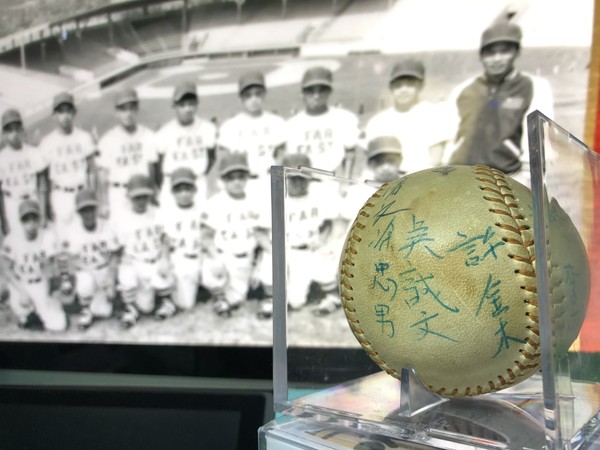 ▲老球迷珍藏簽名紀念球。1971年第一代巨人少棒隊榮獲威廉波特世界少棒賽冠軍，致贈給前MLB執行長的簽名球，輾轉由台南蔡先生收藏。（圖／蔡傑瑞提供）