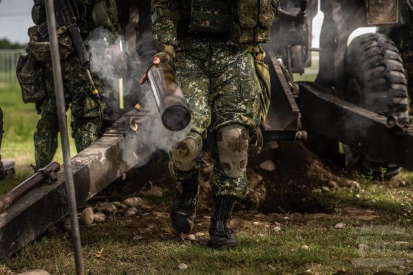 ▲▼陸軍21砲指部實施期末鑑測，官兵迅速取出彈殼，可看見彈殼冒出白色濃煙。（圖／軍聞社）