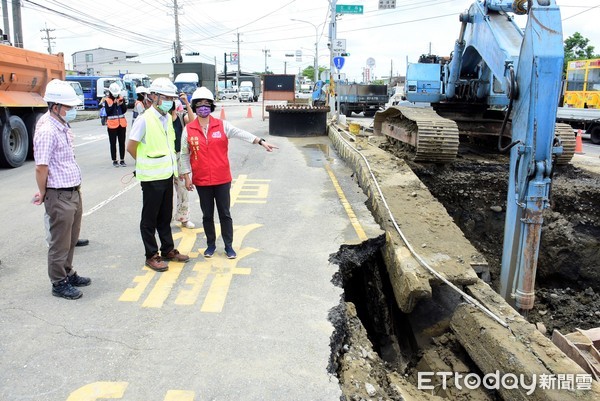 ▲台14丙線彰興路面坍塌。（圖／記者唐詠絮翻攝）