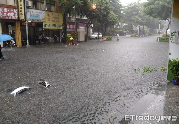 ▲今（13）日午後大雨來襲，新北市永和傳出淹水災情。（圖／翻攝自臉書我是永和人）