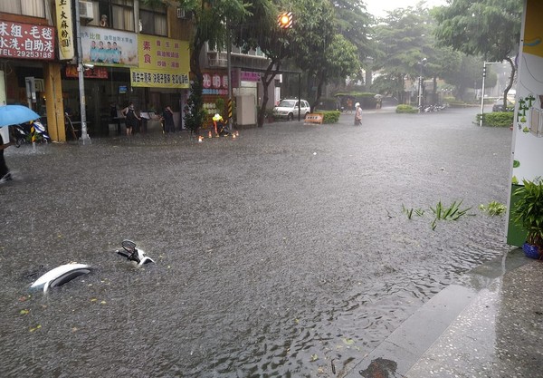 ▲▼大雨來襲。（圖／翻攝自臉書我是永和人）