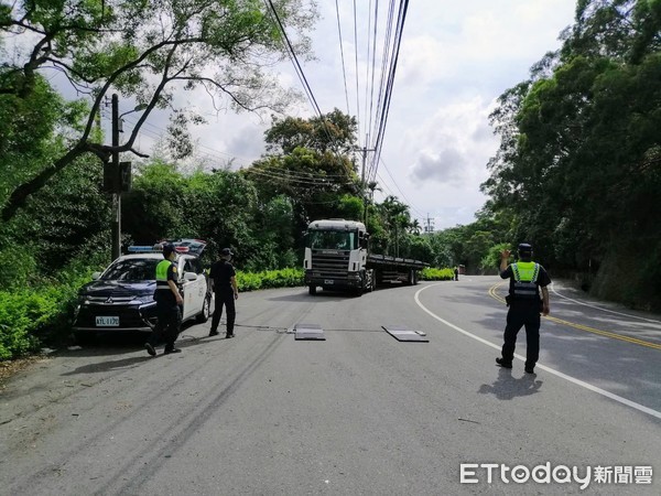 ▲苗128縣道，有民眾反映道路被超載的砂石車壓壞，警方立即設置攔檢點，也出動活動地磅加強取締。（圖／記者黃孟珍翻攝）