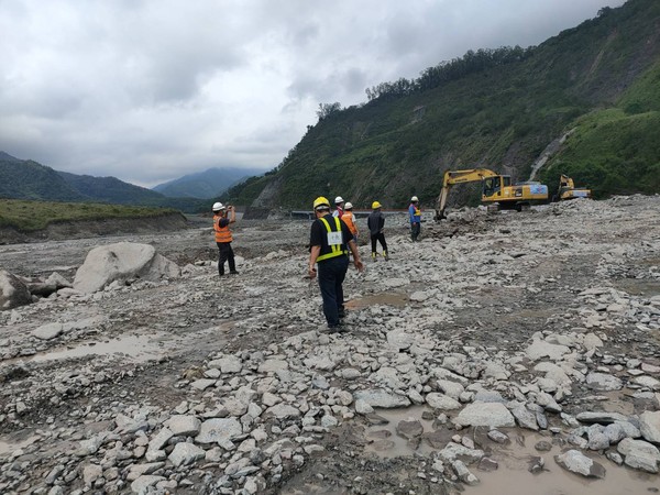 ▲▼明霸克露橋搶通現場再爆土石流。（圖／公路總局提供）