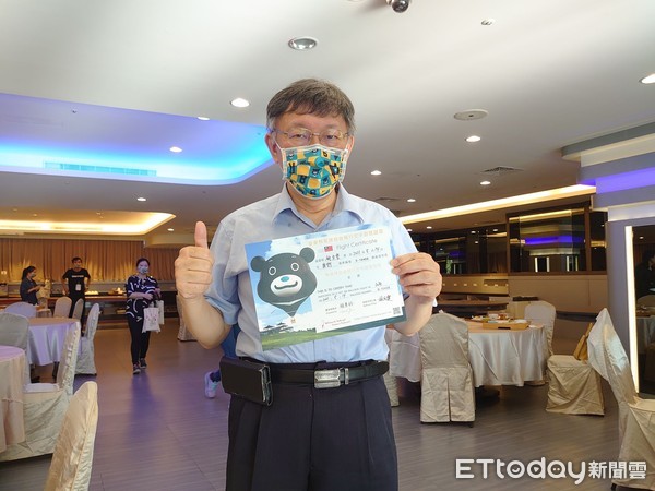 ▲台北市長柯文哲成為「喔熊球」首位乘客。（圖／記者楊漢聲翻攝）