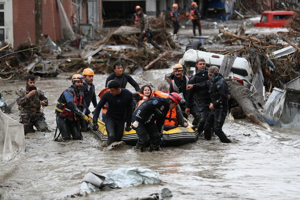 ▲▼土耳其北部黑海沿岸爆發嚴重洪水災情，至少已有31人喪命。（圖／路透）