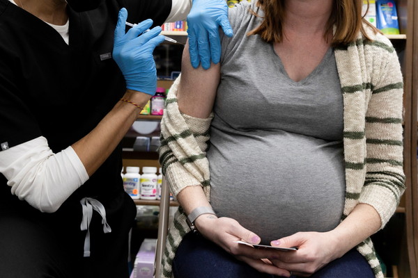▲▼美國CDC建議孕婦盡快施打疫苗以保護自己與胎兒。（圖／路透）