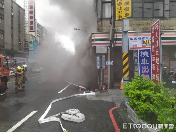 ▲台南市東區北門路二段，台南火車站旁7-11超商門市倉庫傳出火警，消防人員正接駁水帶進入，全力撲滅火勢中。（圖／記者林悅翻攝，下同）