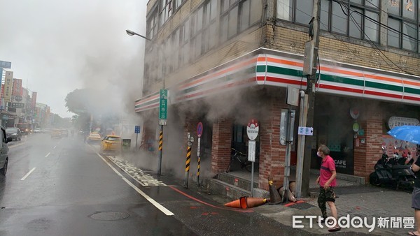 ▲台南市東區北門路二段，台南火車站旁7-11超商門市倉庫傳出火警，消防人員正接駁水帶進入，全力撲滅火勢中。（圖／記者林悅翻攝，下同）