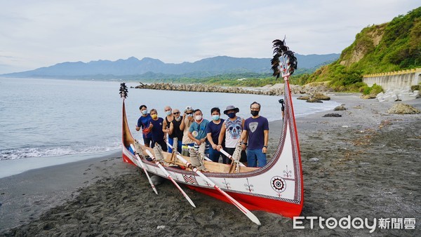 ▲▼達悟族人張士凱信守與齊柏林的承諾，划蘭嶼拼板舟海上環島。（圖／翻攝自「黑潮勇士 壯闊臺灣」粉專）