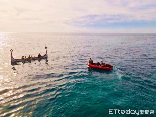 ▲▼達悟族人張士凱信守與齊柏林的承諾，划蘭嶼拼板舟海上環島。（圖／翻攝自「黑潮勇士 壯闊臺灣」粉專）