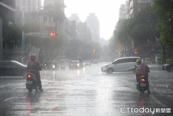 ▲台北市今（14）日午後下起大雨，提醒民眾出入小心雨勢。（圖／記者姜國輝攝）