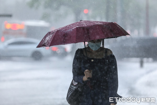 ▲台北市區14日午後雷陣雨。（圖／記者林敬旻攝）