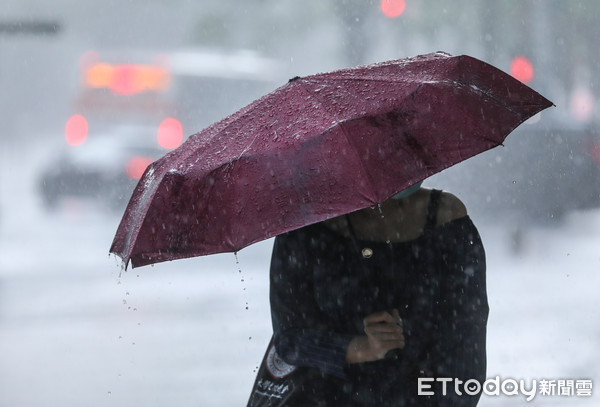 ▲台北市區14日午後雷陣雨。（圖／記者林敬旻攝）