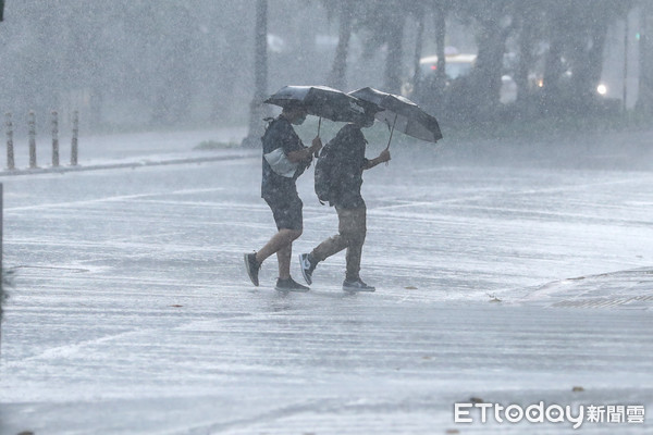 ▲台北市區14日午後雷陣雨。（圖／記者林敬旻攝）