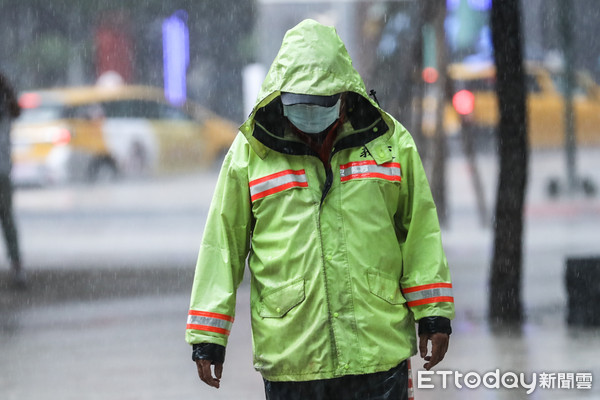 ▲台北市區14日午後雷陣雨。（圖／記者林敬旻攝）