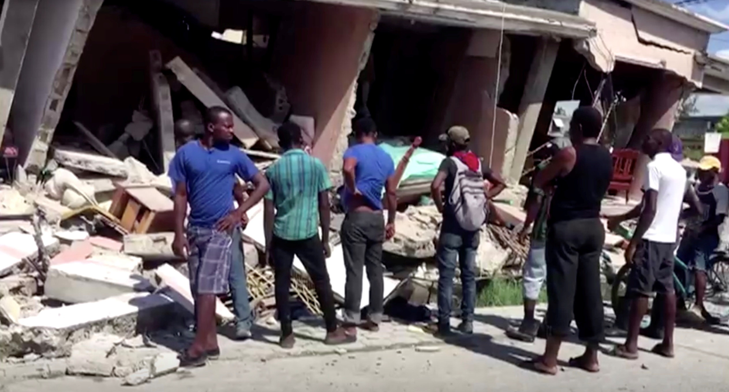 ▲▼海地超級強震304死逾1800傷　「餘震一直來」居民街上哭喊狂奔。（圖／路透）