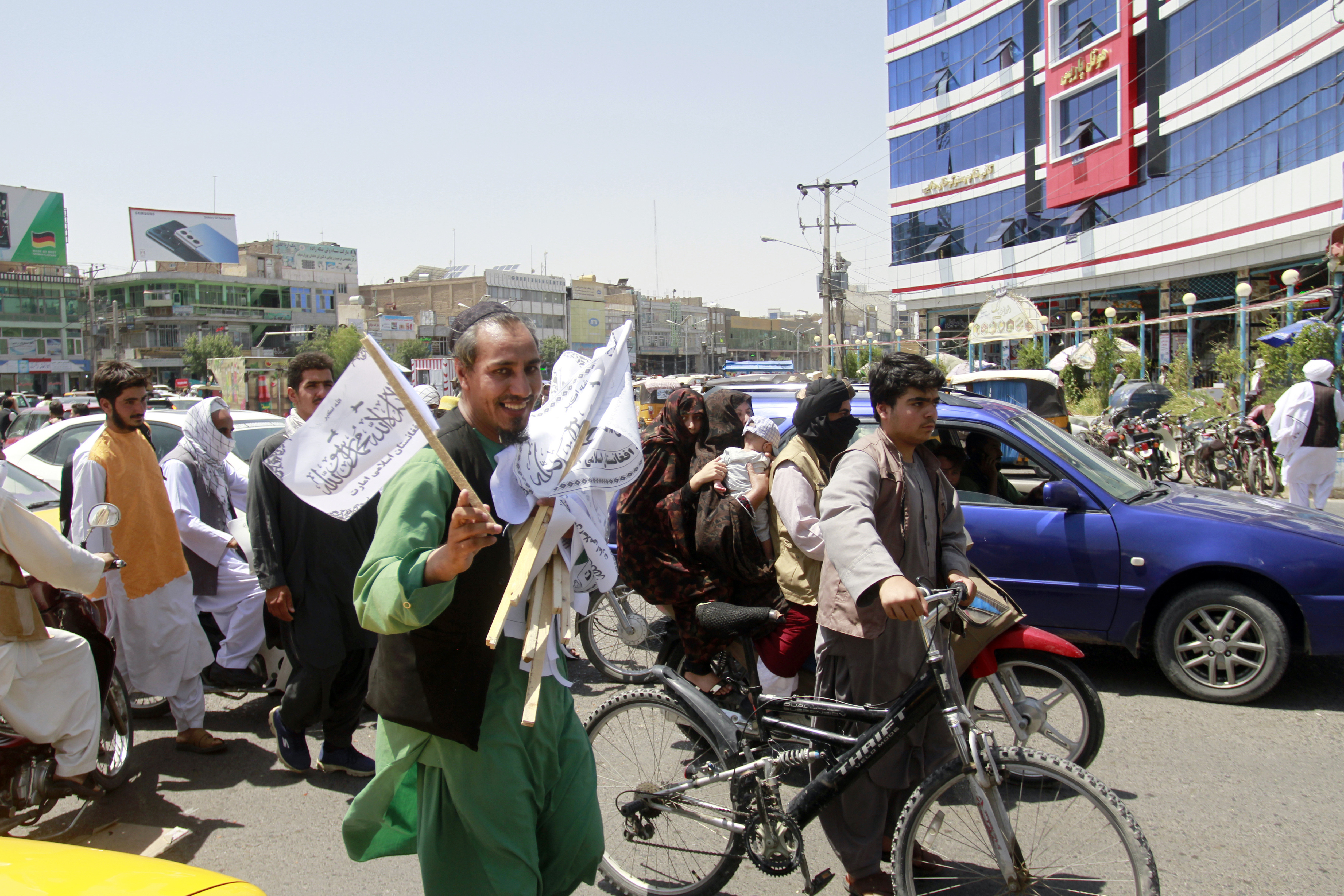 ▲▼阿富汗第3大成赫拉特淪陷，民眾開始在街上販售塔利班的旗幟。（圖／達志影像／美聯社）