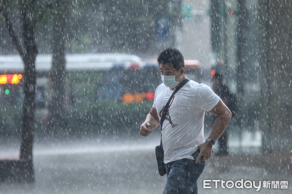 ▲台北市市區午後雷陣雨。（圖／記者林敬旻攝）