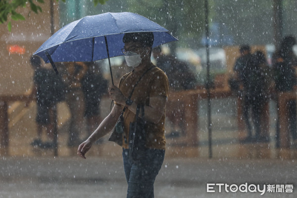 ▲台北市市區午後雷陣雨。（圖／記者林敬旻攝）