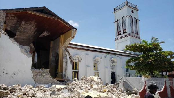 ▲▼2021/08/14海地地震，海地萊凱（Les Cayes）聖心天主堂倒塌。（圖／達志影像／美聯社）