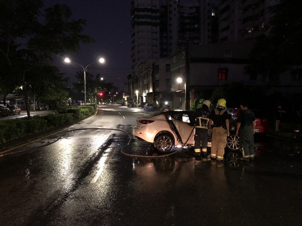 ▲大寮凌晨自撞車禍  。（圖／記者洪靖宜翻攝）