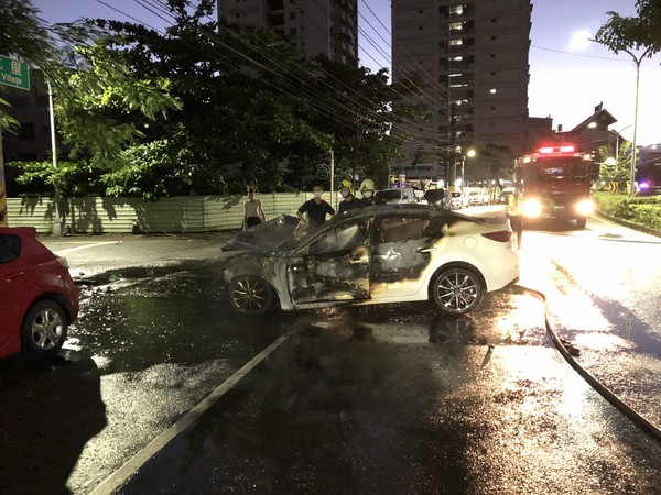 ▲大寮凌晨自撞車禍  。（圖／記者洪靖宜翻攝）