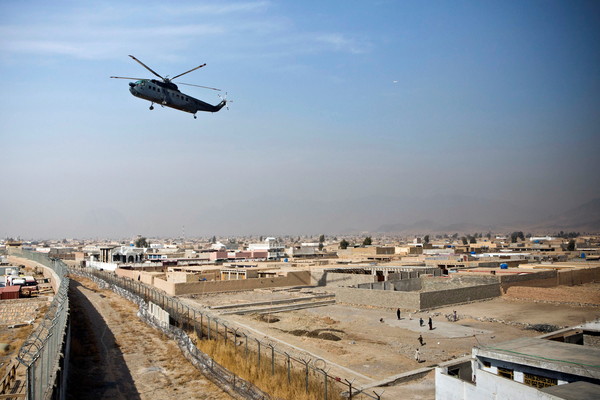 ▲▼  2013年，一架軍用直升機降落在阿富汗第二大城市坎大哈（Kandahar）的史密斯營（Camp Nathan Smith）。（圖／路透）