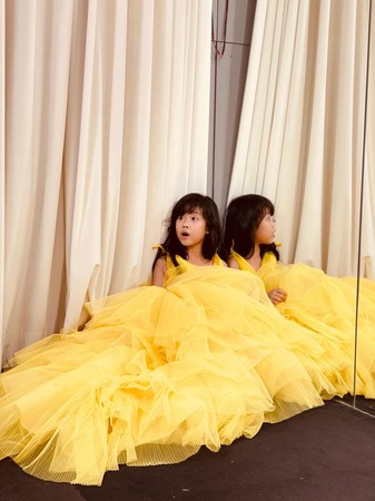 ▲Nono 8歲女兒穿禮服「根本名模」。（圖／翻攝自朱海君臉書）