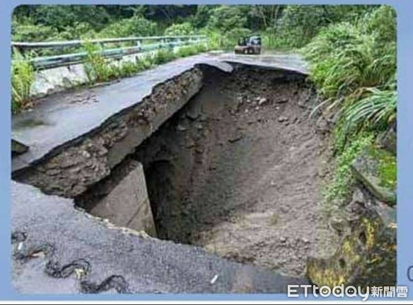 ▲阿里山山美舊橋連接道路出現天坑 。（圖／阿里山鄒族部落道路資訊）