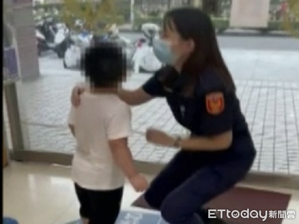 ▲在女警陳怡慈耐心安撫下，走失的沈童才止住哭泣。（圖／桃園警分局提供）