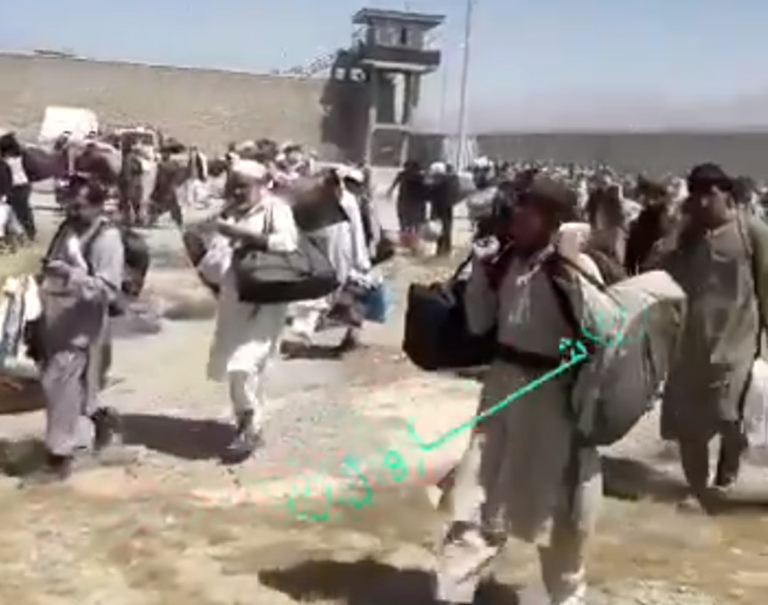 ▲▼ 阿富汗最大監獄Pul-e-Charki監獄釋放囚犯，其中包括塔利班、基地組織成員。（圖／翻攝自推特）