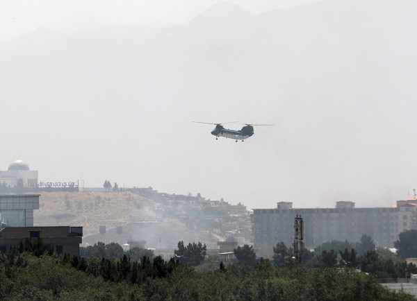 ▲▼一架軍用運輸直昇機飛越阿富汗喀布爾上空。（圖／路透）