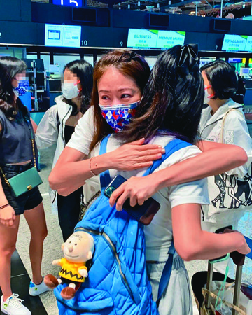 和女兒完成送愛心任務後，賈永婕送女兒出國念書，在機場大哭。（翻攝自janet chia IG）