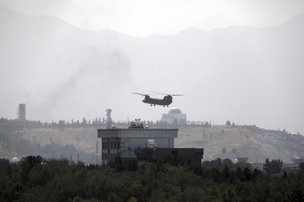 ▲▼  美國直升機15日飛過駐阿富汗大使館上空。（圖／達志影像／美聯社）