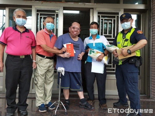 ▲東港警分局新園分駐所警員李昭慶結合地方善心人士捐助鄭家            。（圖／記者陳崑福翻攝）