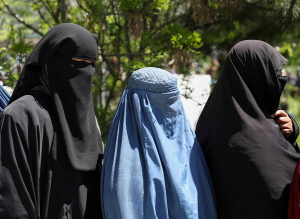 ▲▼阿富汗婦女在塔利班掌權後被規定要穿全身罩袍才能外出，女權20年來取得的巨大進步恐毀於一旦。（資料照／路透）