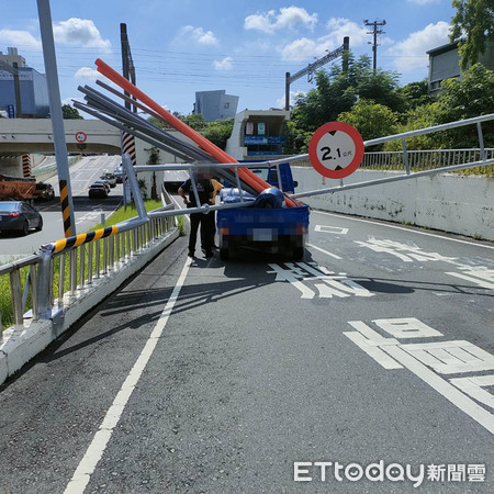 ▲1輛載著長水管物料的貨車，誤駛台南小東地下道東向機慢車道，並擊倒限高架，造成機慢車道封閉。（圖：民眾提供）