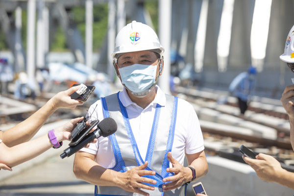 ▲▼侯友宜視察安坑輕軌安心橋軌道工程。（圖／新北市府提供）