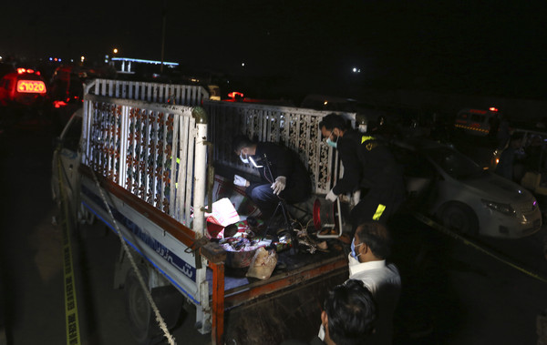 ▲▼巴基斯坦一輛卡車遭到手榴彈攻擊，造成12人死亡。（圖／達志影像／美聯社）