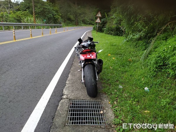 ▲▼紅牌大型重機騎士過彎失控撞貨車，甩飛墜7米深山谷，警消出動吊車救援             。（圖／記者陳以昇翻攝）