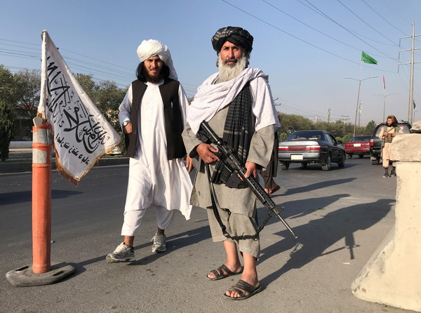 ▲▼塔利班武裝分子在阿富汗首都喀布爾的內政部外站崗。（圖／路透）