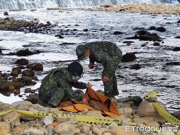 ▲軍方人員小心翼翼將未爆彈移置處理。（圖／龜山警分局提供）